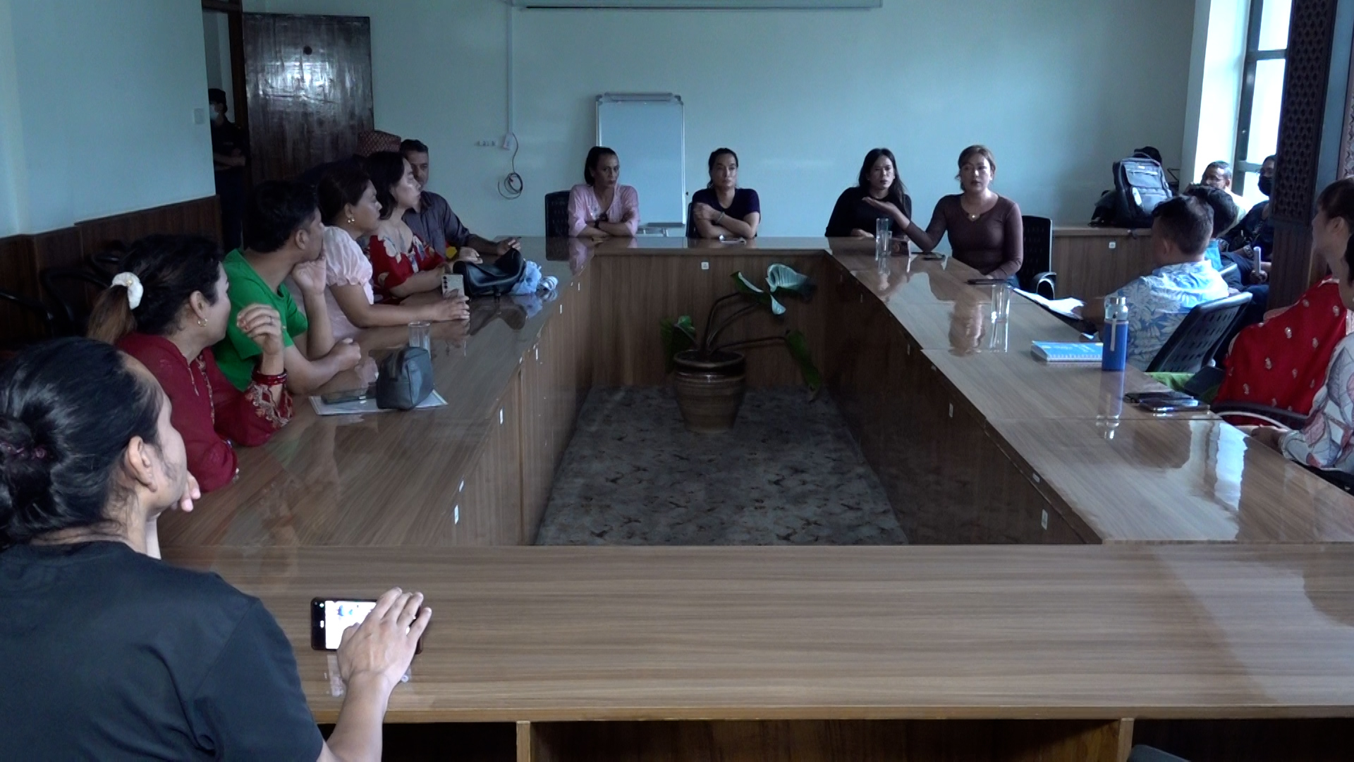 भ्रष्टाचार र विकृति फैलाएको भन्दै ब्लु डाइमन्ड सोसाइटीको कार्यालय घेराउ