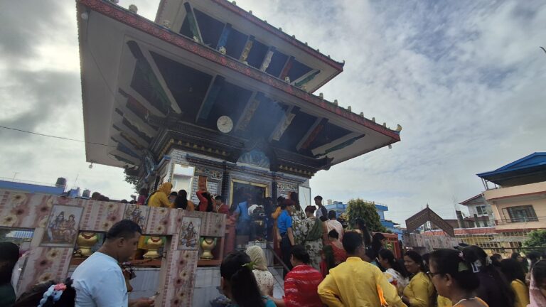 साउनको दोस्रो सोमबार : हेटौंडाको पशुपतिनाथ मन्दिरमा भक्तजनको घुइँचो