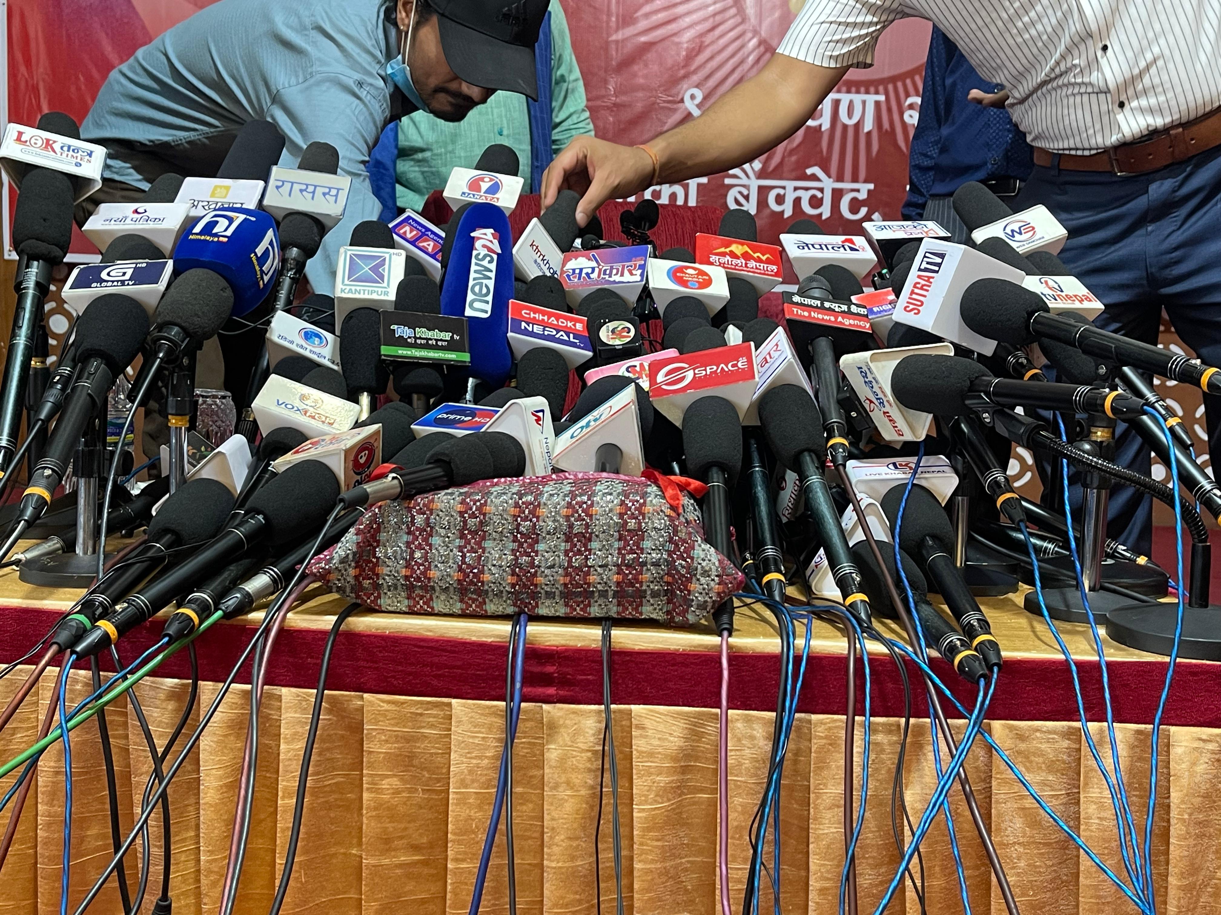 विद्यादेवीप्रति मिडिया क्रेज (तस्बिरहरु)