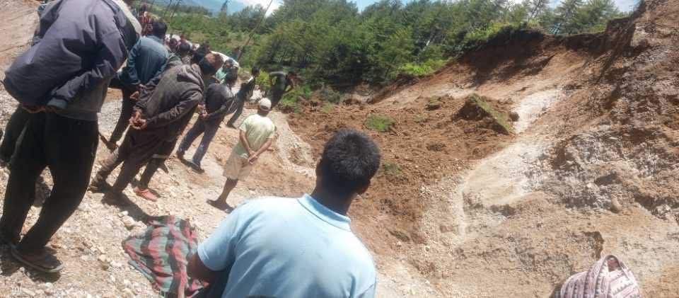 गिट्टी कुट्दै गरेकी महिलालाई पहिरोले पुर्‍यो