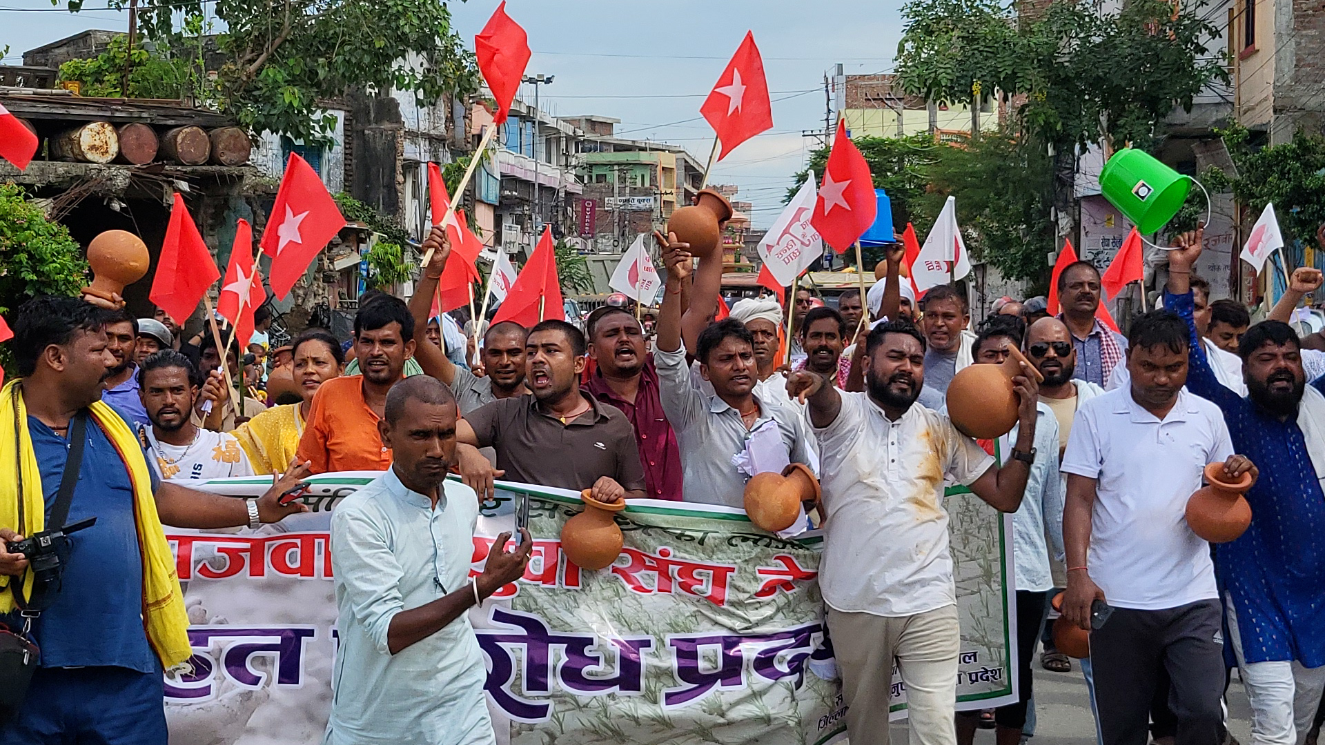 जनकपुरधाममा पानी माग्दै सामाजवादी युवा संघद्वारा प्रदर्शन