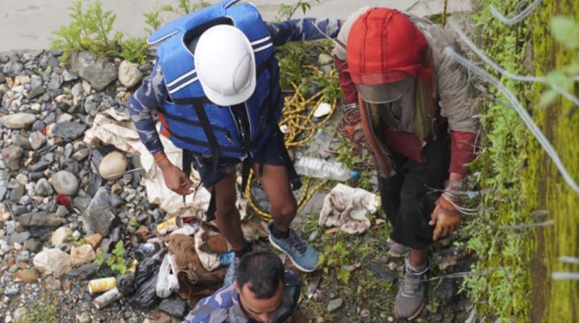 महाकाली नदिको बिचमा अड्किएका पुरुषको सकुशल उद्धार