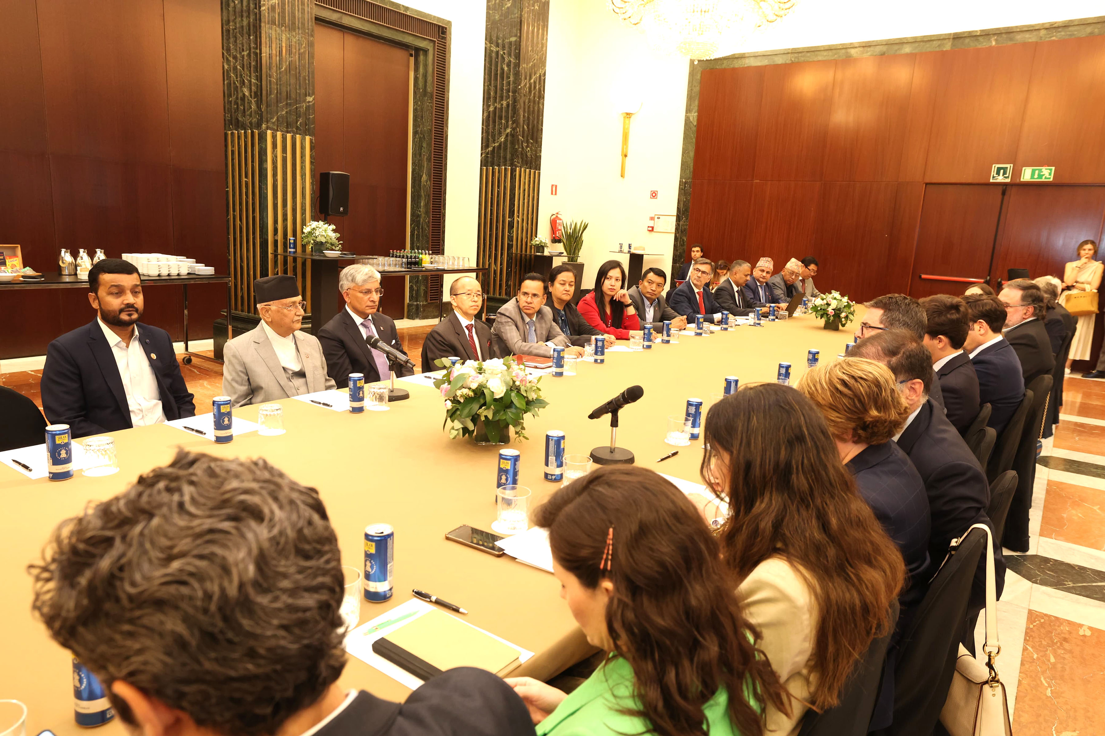 प्रधानमन्त्री ओलीद्वारा स्पेनका व्यावसायी र लगानीकर्तासँग छलफल