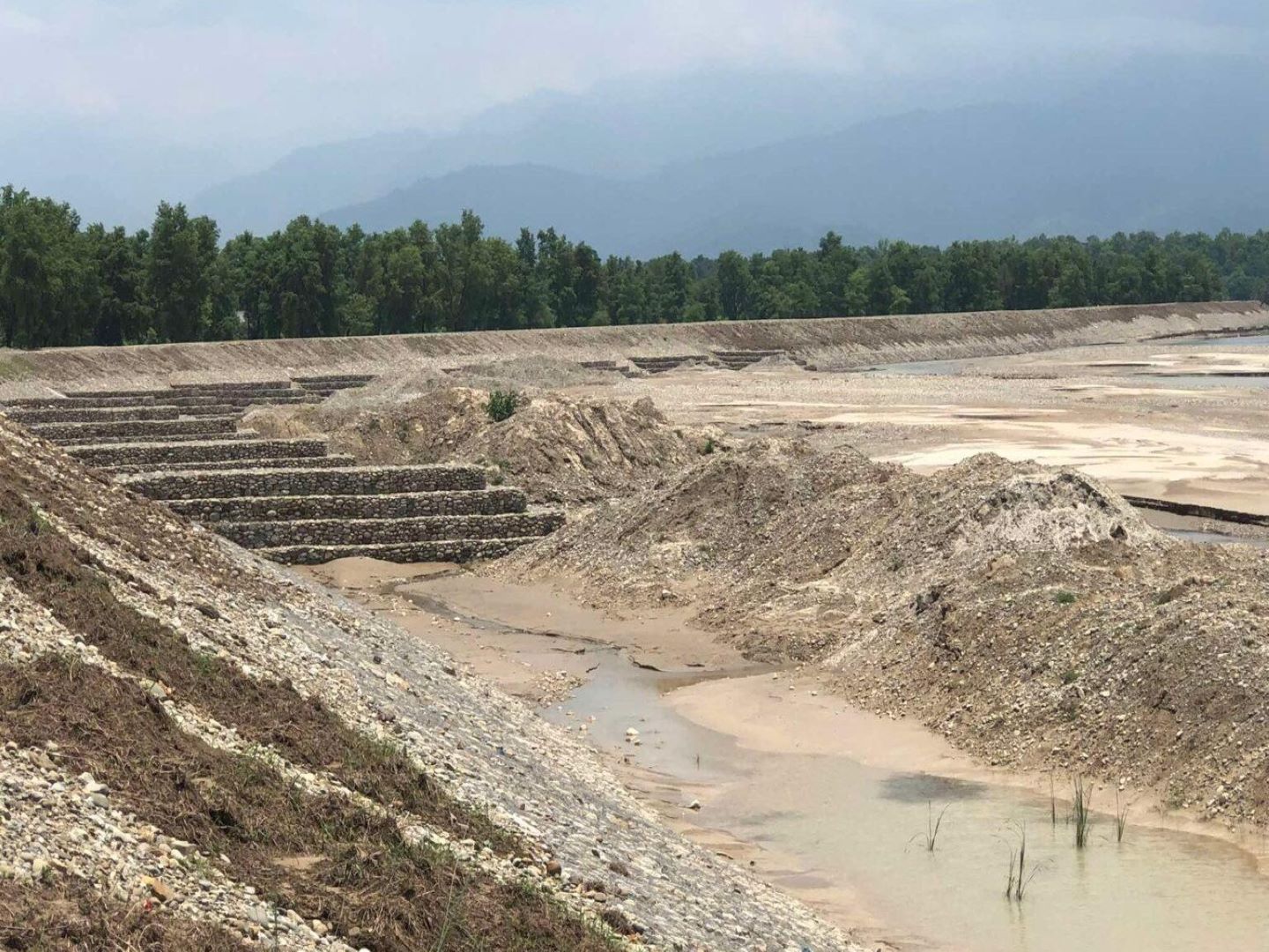 शिकारीबास खोलाको कटान रोक्न तटबन्ध निर्माण गरिँदै