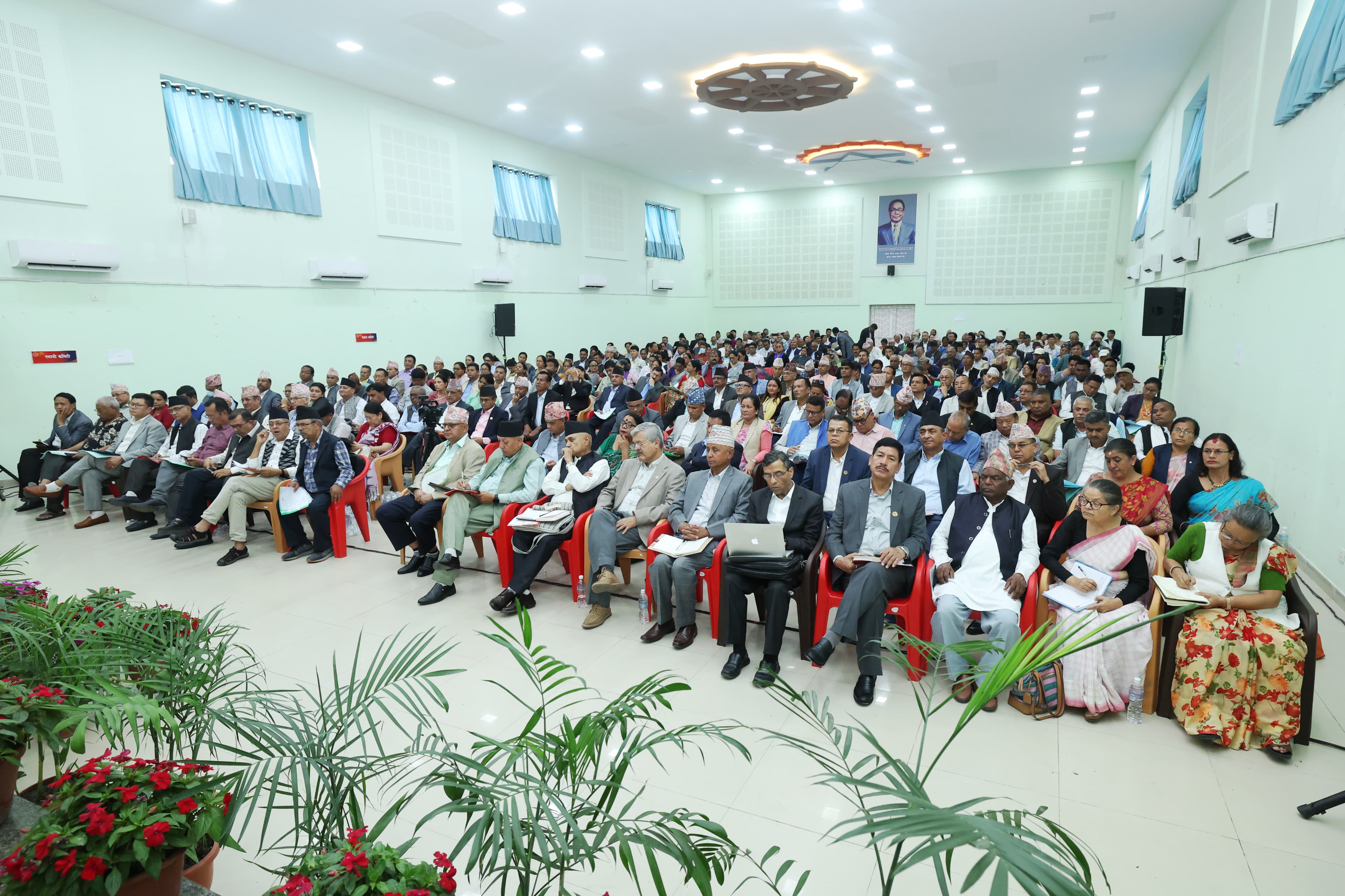 एमाले केन्द्रीय कमिटी बैठकमा केन्द्रीय सदस्यले धारणा राख्ने क्रम जारी