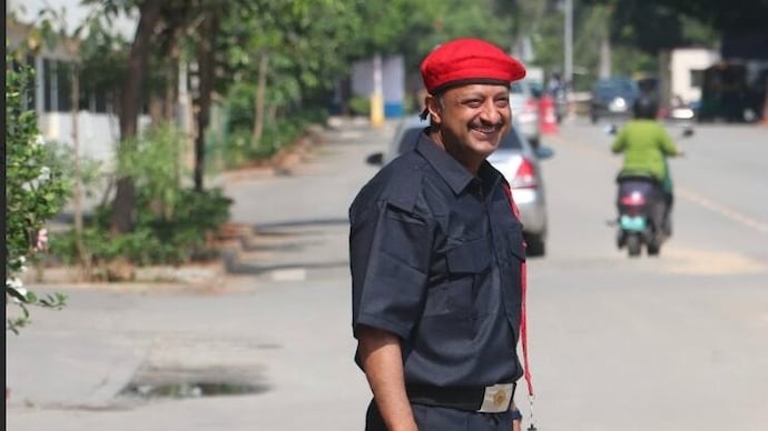 एक करोडको जागिर छोडेर सेक्युरिटी गार्ड बने अभिषेक, दैनिक १४ घण्टा गेटमा ड्युटी गर्न थाले
