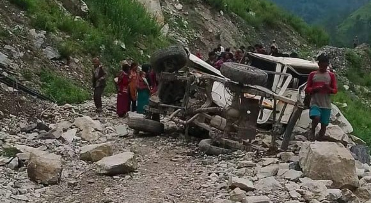 बाजुरा दुर्घटना: तीन जनाकाे मृत्यु, घाइतेकाे हेलिकप्टरमार्फत उद्धार