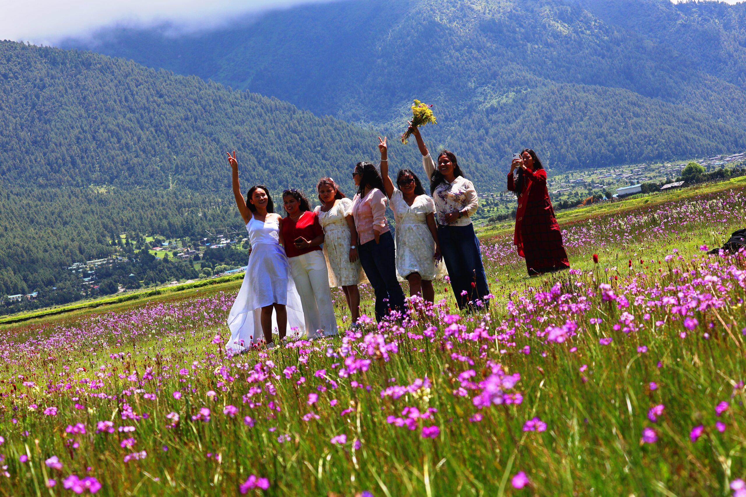 बर्खामा पनि ढोरपाटनमा पर्यटक भरिभराउ