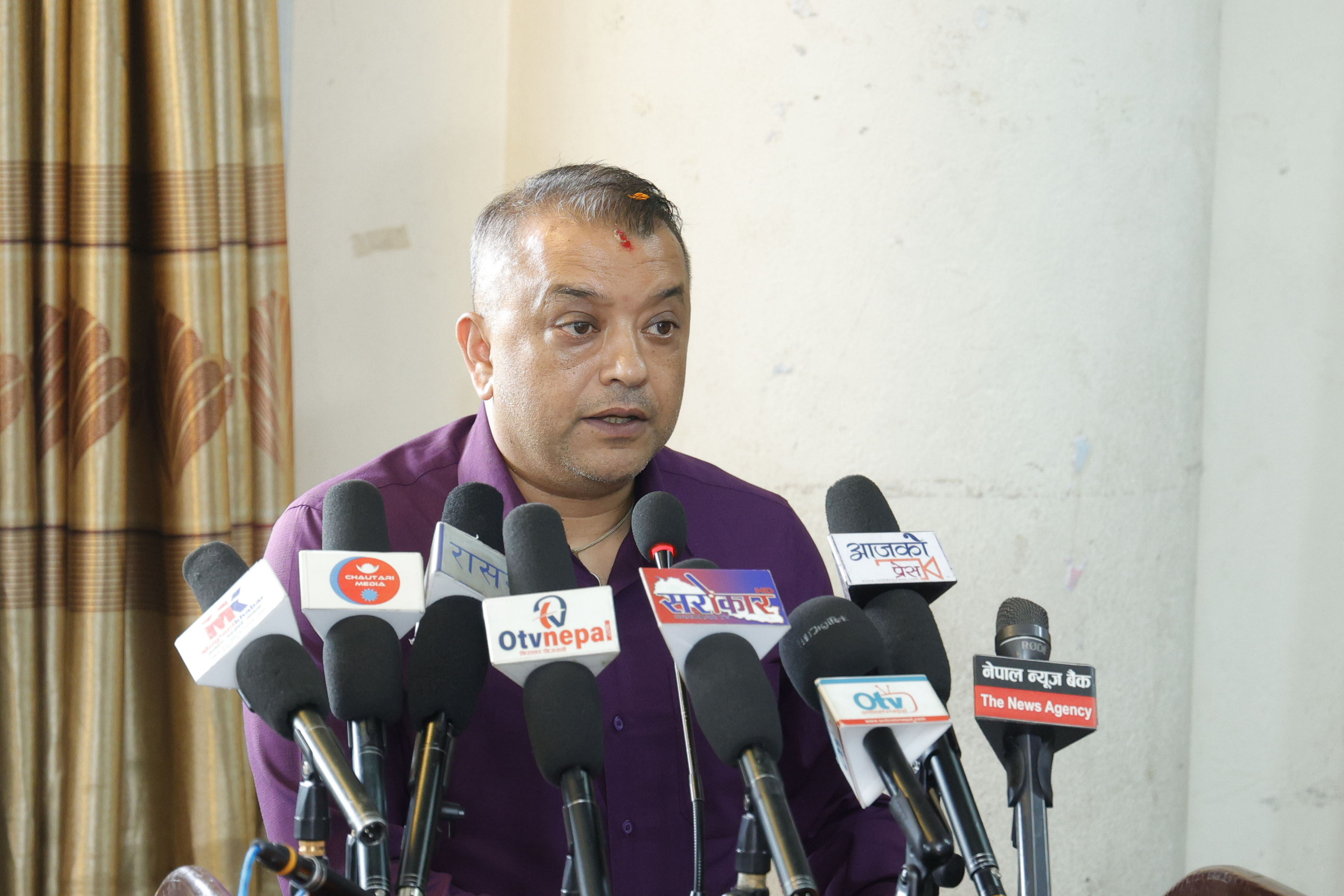 प्रधानमन्त्रीलाई गगन थापाको सुझावः घुस प्रकरणमा मुछिएका मन्त्रीलाई तत्काल बर्खास्त गर्नुस्