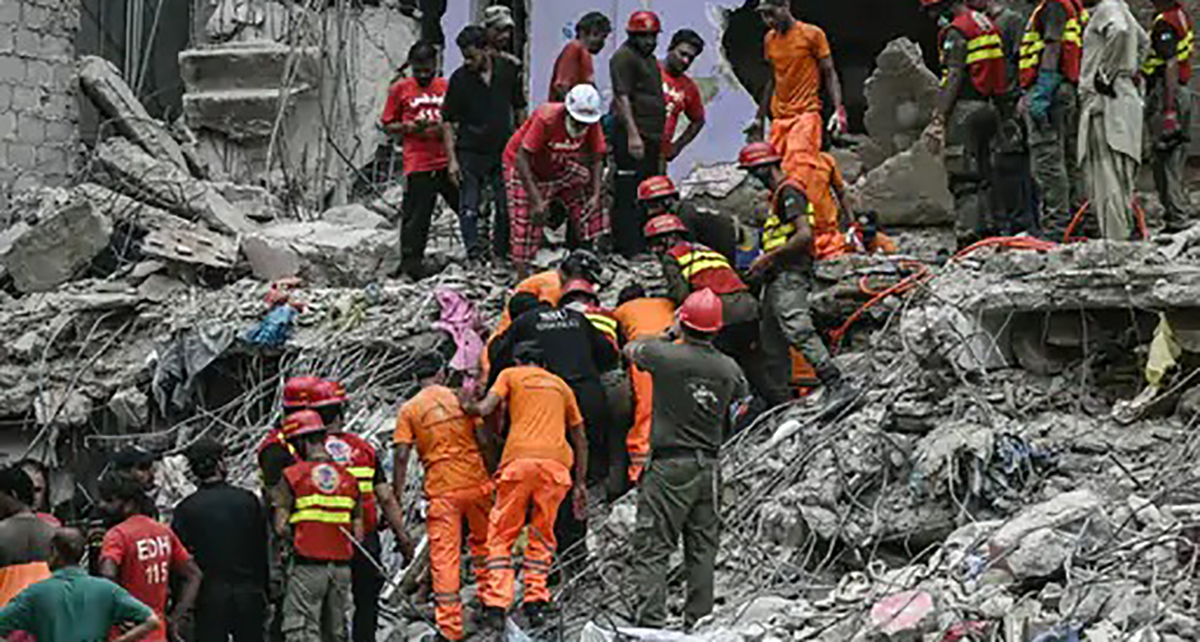 वर्षाका कारण भवन भत्किँदा १७ जनाको मृत्यु