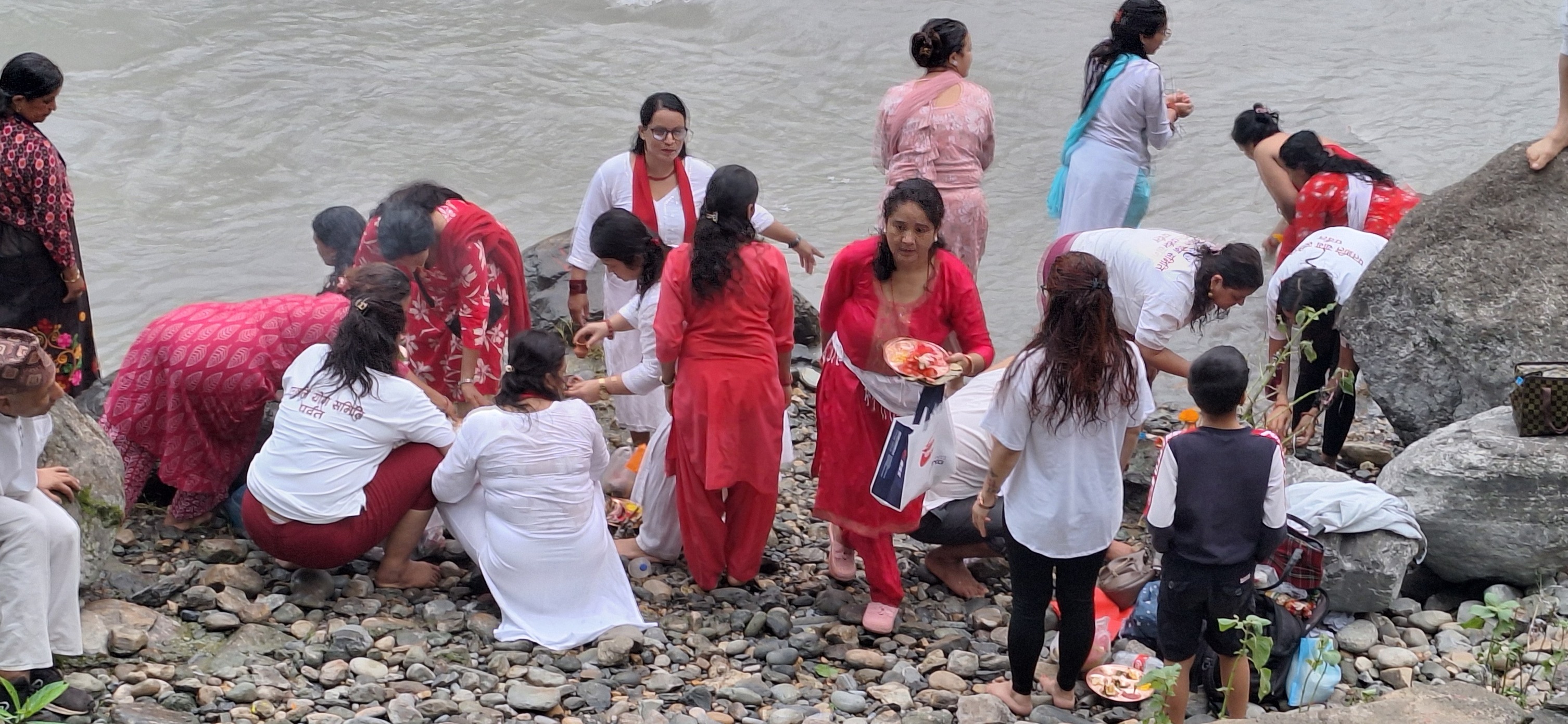 पवित्र कालीगण्डकी नदीमा स्नान गर्नेको घुइँचो