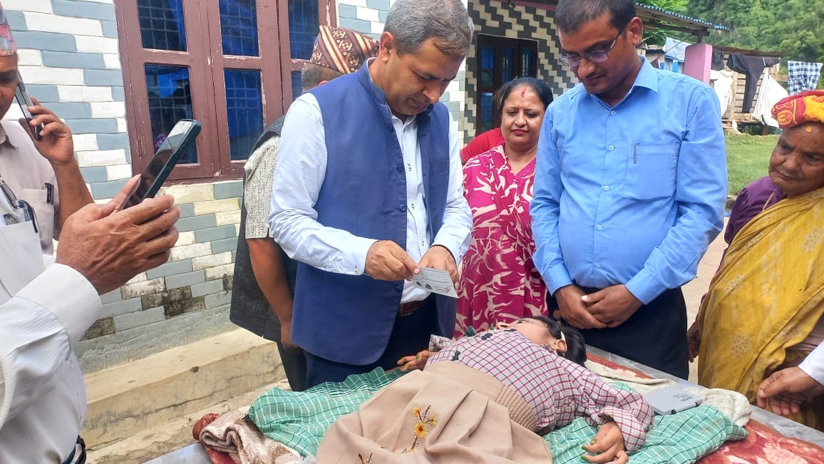 प्रमुख जिल्ला अधिकारी हुनु त यस्तो पो : अशक्तलाई घरमै नागरिकता