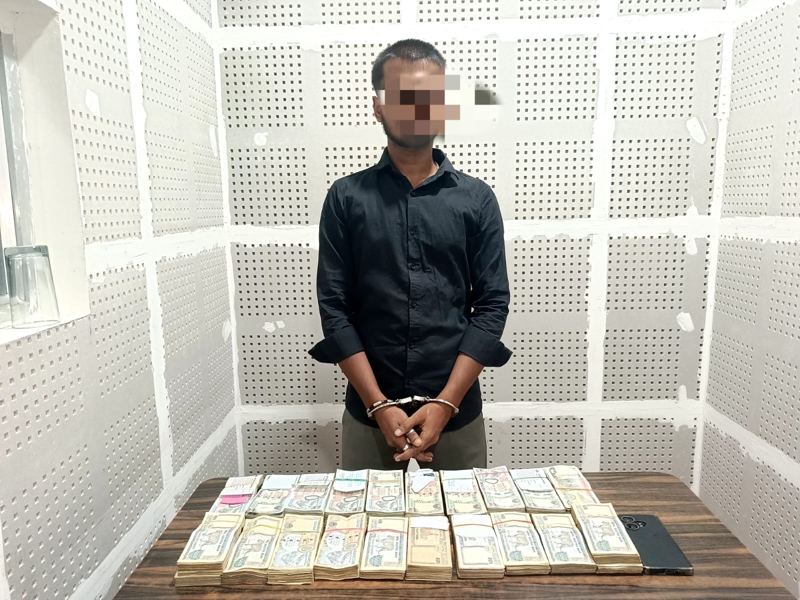 २८ लाखसहित पर्साबाट तीन जना हुण्डी कारोबारी पक्राउ