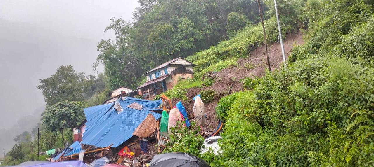 पहिरोले एक घरमा क्षति, १२ घर जोखिममा