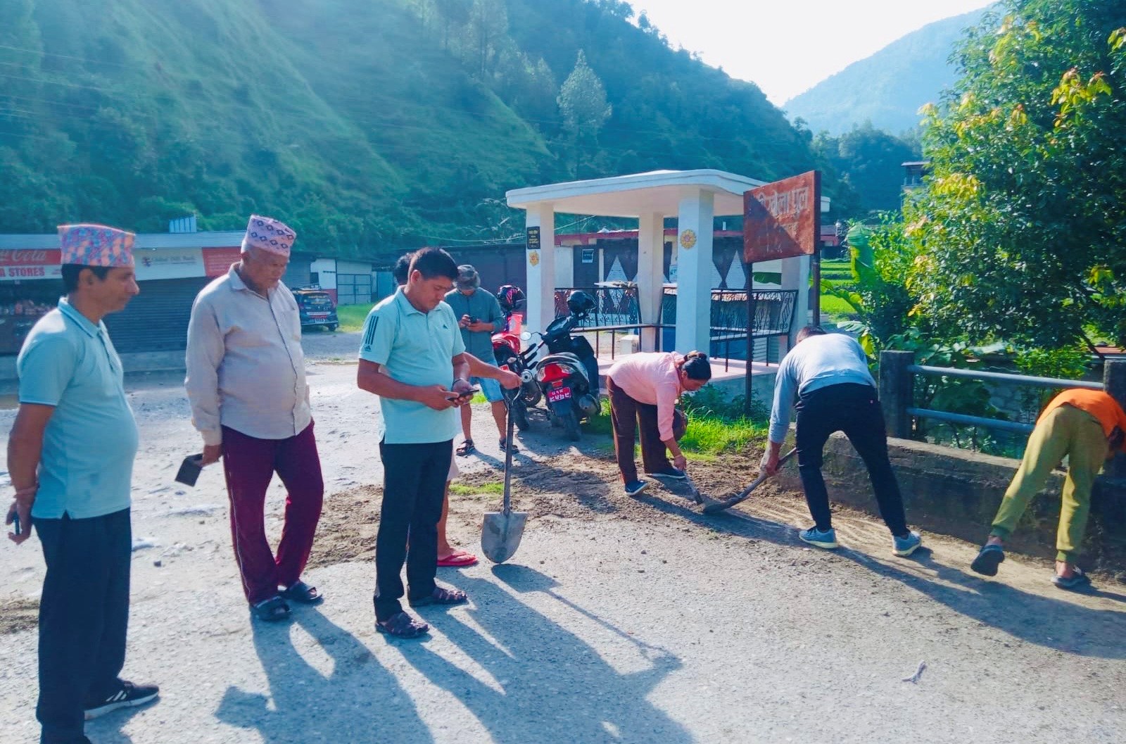 सार्वजनिकस्थल सफाइ अभियानमा जुटे स्थानीय