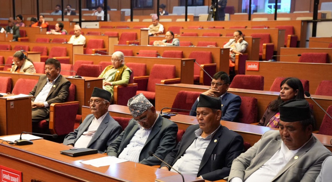 प्रधानमन्त्रीकै छेउमा निदाए तीन मन्त्री