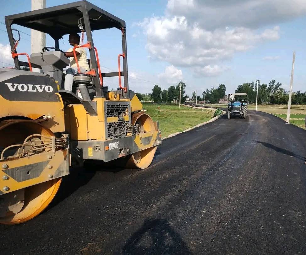 मटिहानी नगरभित्रका सडक कालोपत्र गरिँदै
