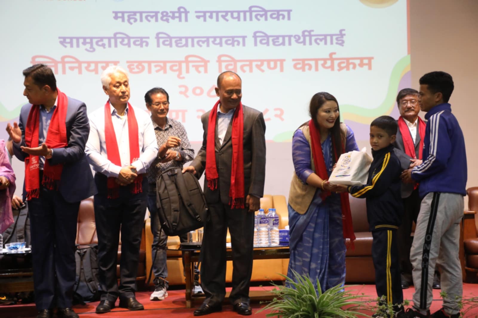 जिनियस स्कूलले सामुदायिक विद्यालयका ४० विद्यार्थीहरुलाई दियो छात्रवृत्ति