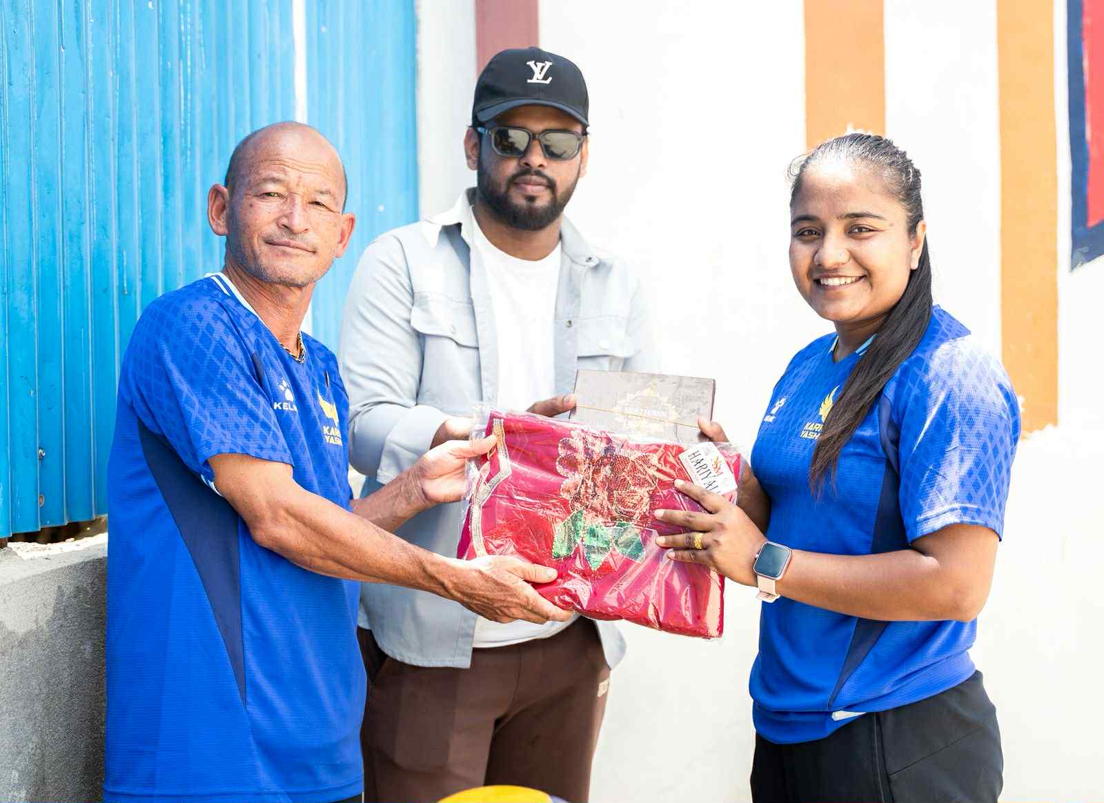कर्णाली यसभिएसले दियो महिला खेलाडीलाई साडी उपहार