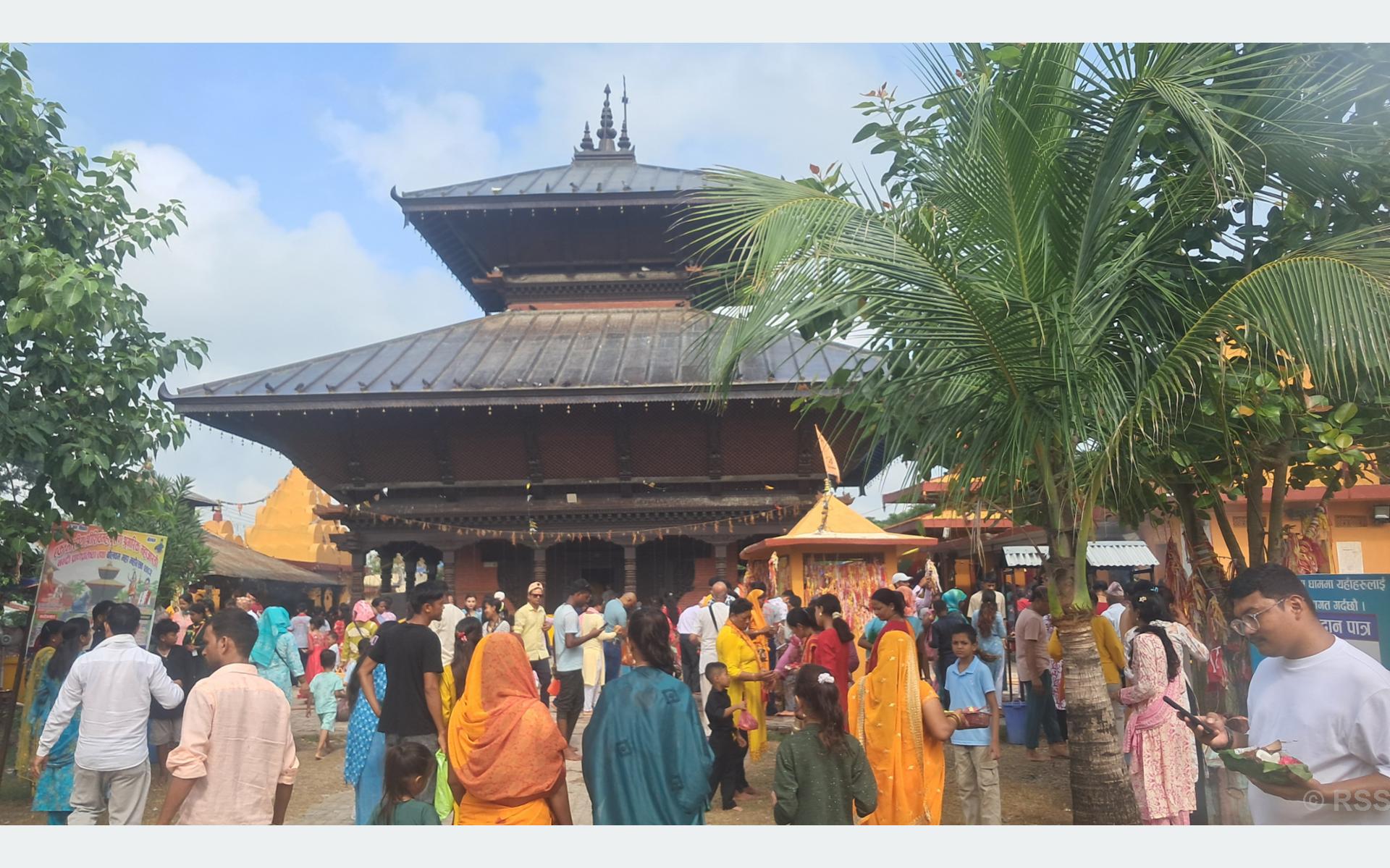 पर्रोहा बोलबम धामको ज्योर्तिलिङ्गमा जलार्पण गर्नेको घुइँचो