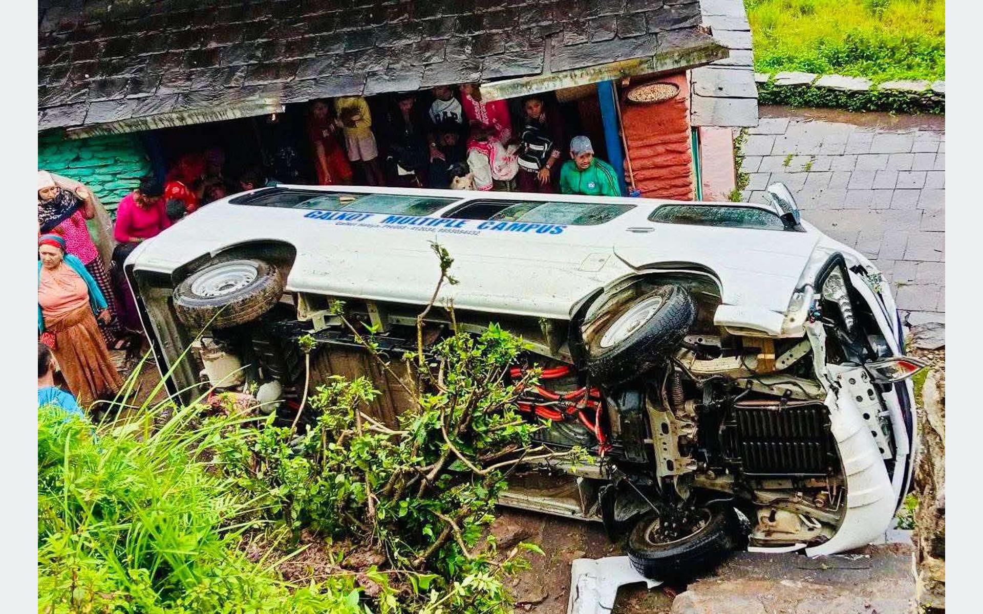 विद्यार्थी बोकेको भ्यान दुर्घटना हुँदा ६ जना घाइते