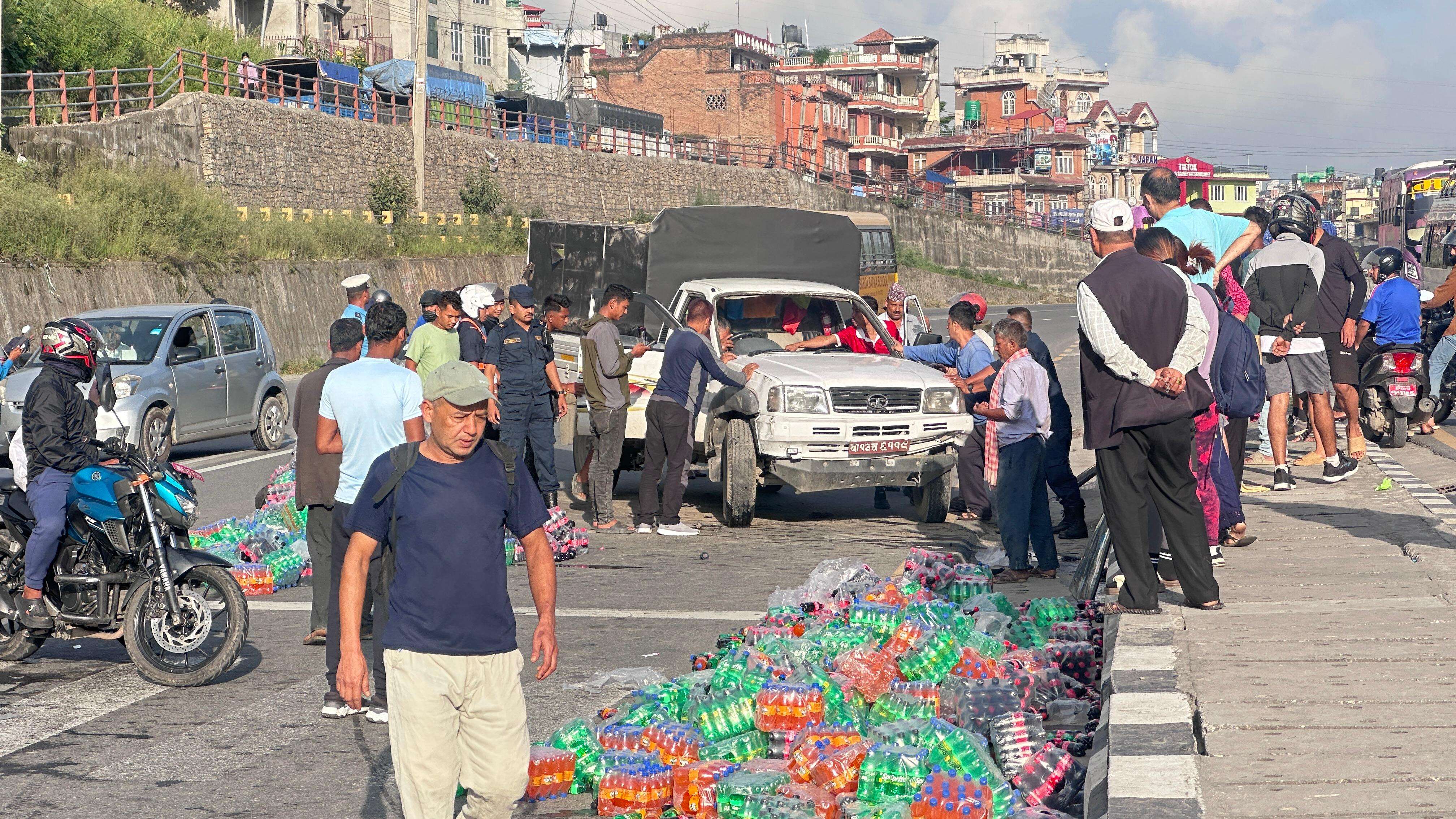 कलंकी नजिकै कोल्डड्रिंक्स बोकेको पिकप भ्यान दुर्घटना