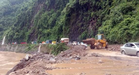पहिरोले अवरुद्ध भएको काठमाडौं–मुग्लिन सडक खुल्यो