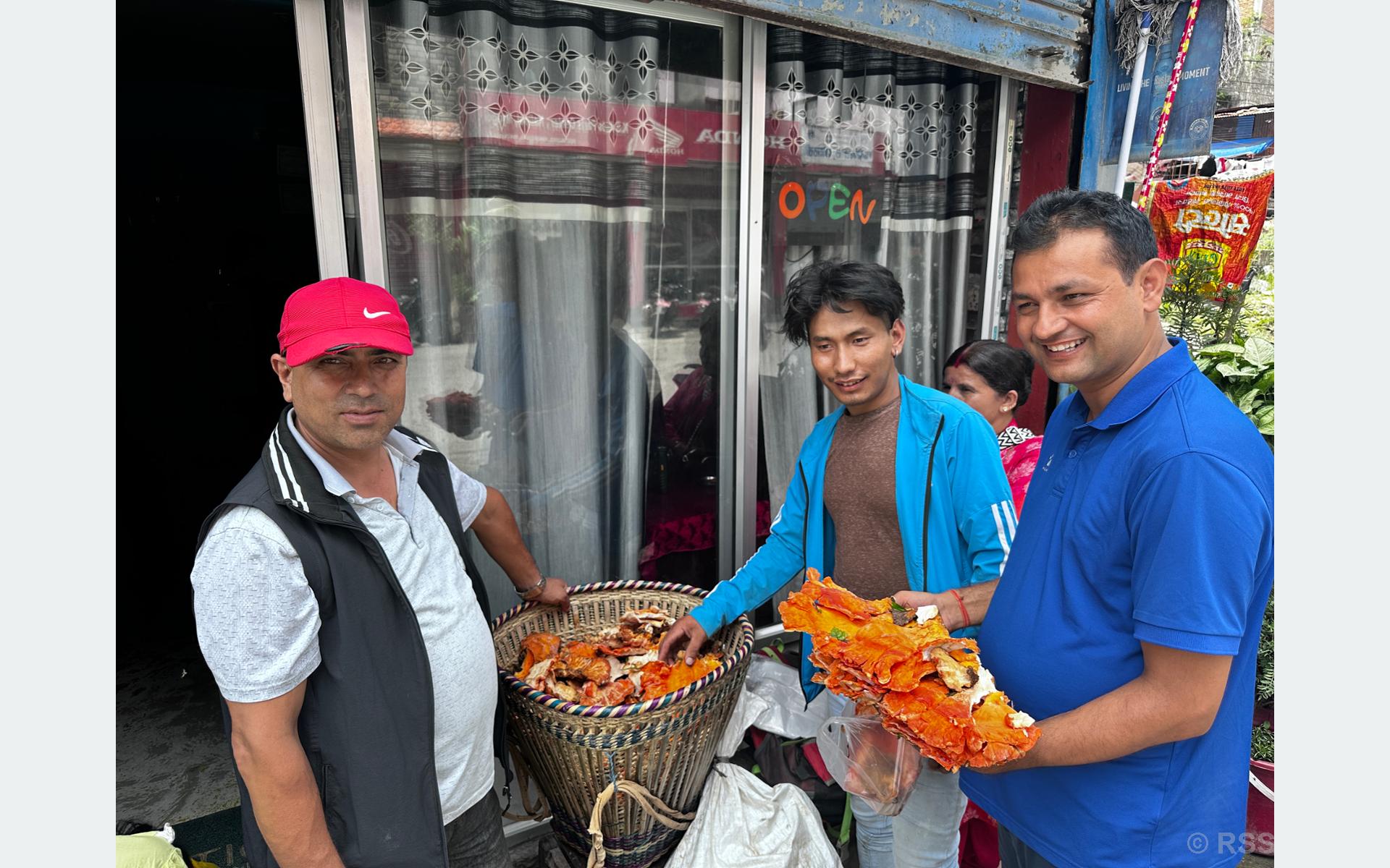 बेनी बजारमा रातो च्याउको माग बढी