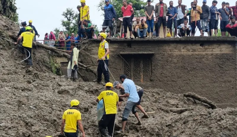 भारी वर्षाका कारण आएको पहिरोमा ८ जना पुरिए