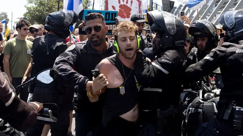 गाजामा युद्धविराम र बन्धक बनाइएकाहरूको रिहाइको माग गर्दै इजरायलमा प्रदर्शन