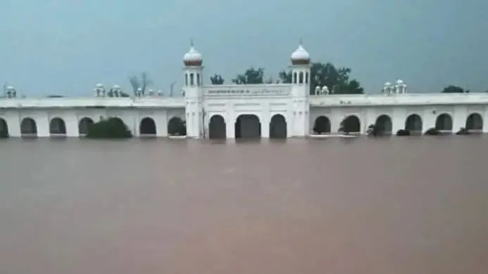 गुरुद्वारा करतारपुर साहिबमा बाढीको पानी पस्यो, १८ श्रद्धालुसहित करिब १०० जना फसे