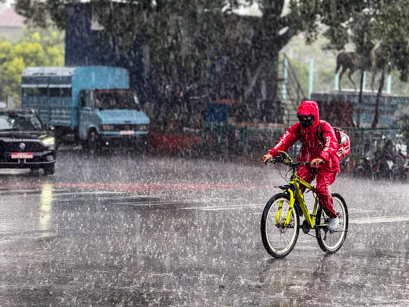 बुधबारदेखिको निरन्तर झरीले निथ्रुक्क काठमाडौं (तस्बिरहरू)