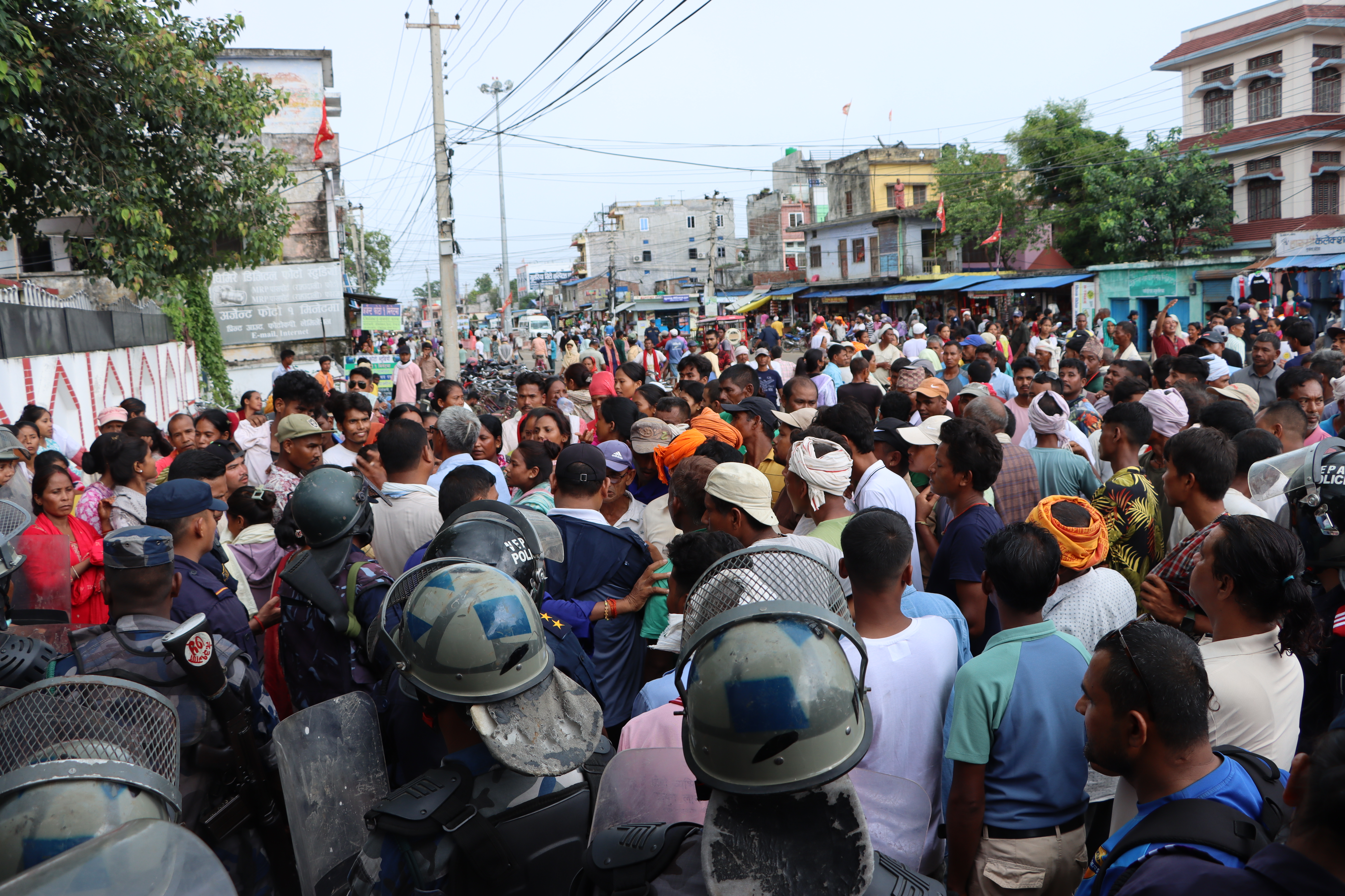 चितुवा नियन्त्रणमा लिन माग गर्दै प्रशासन घेराउ