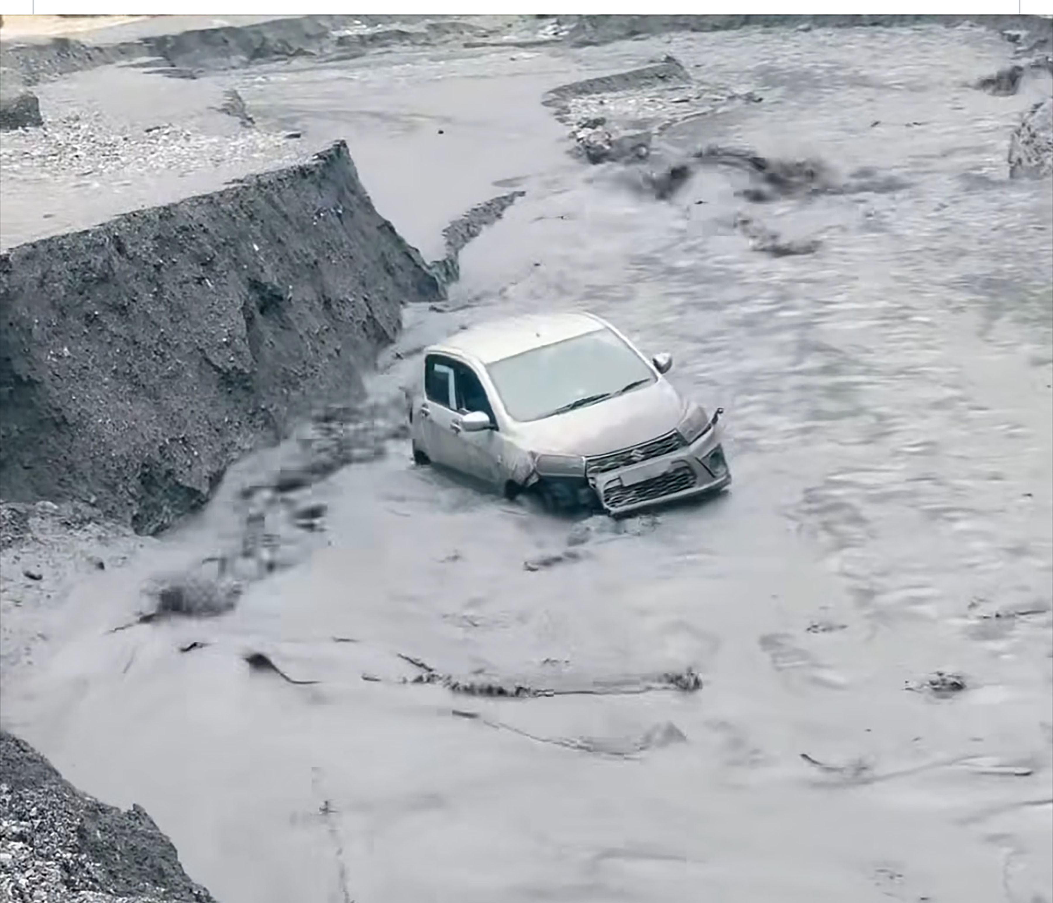 खहरे खोलामा आएको बाढीले कार बगायो