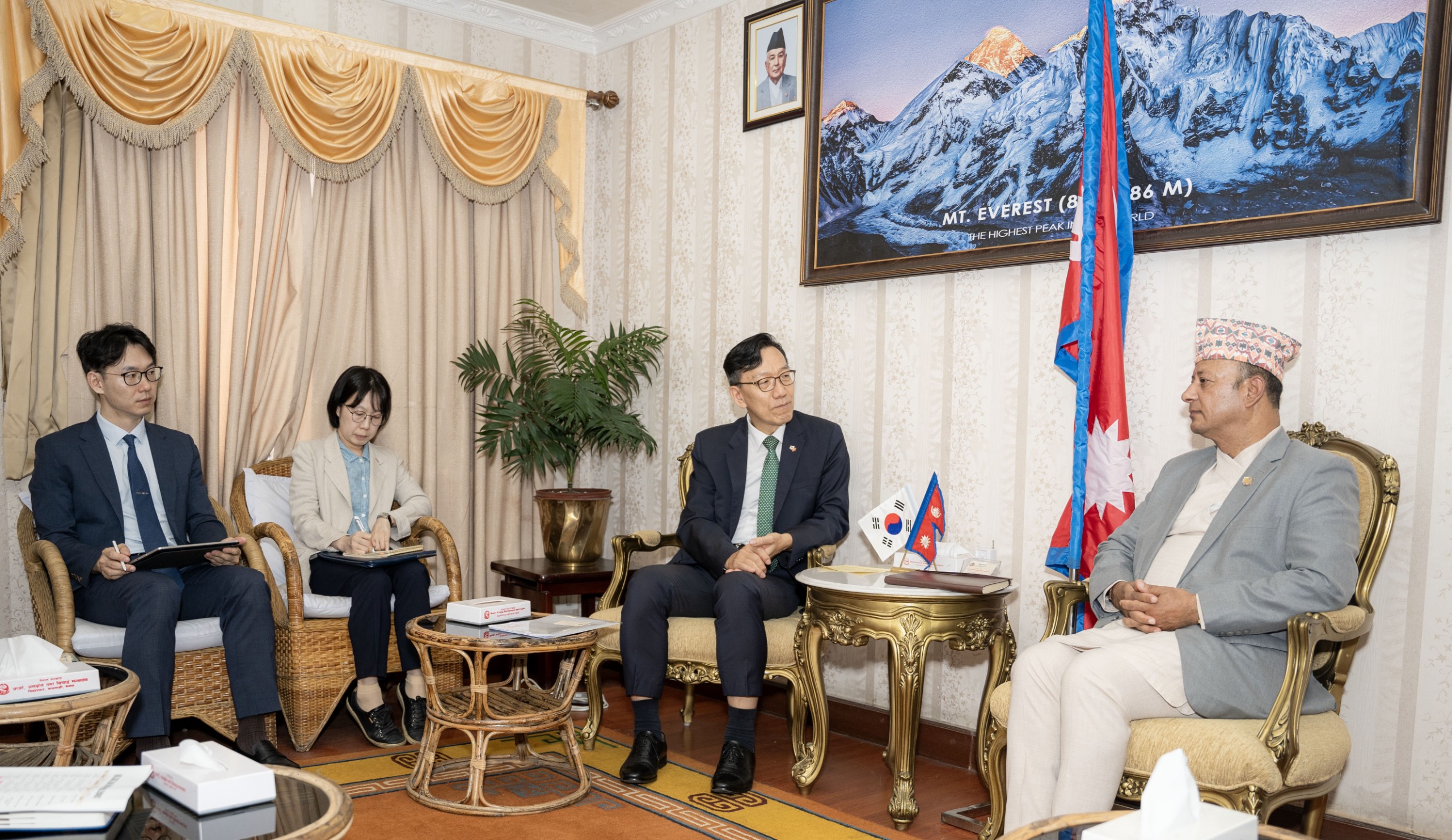 ऊर्जामन्त्री खड्का र कोरियाली राजदूतबीच शिष्टाचार भेट