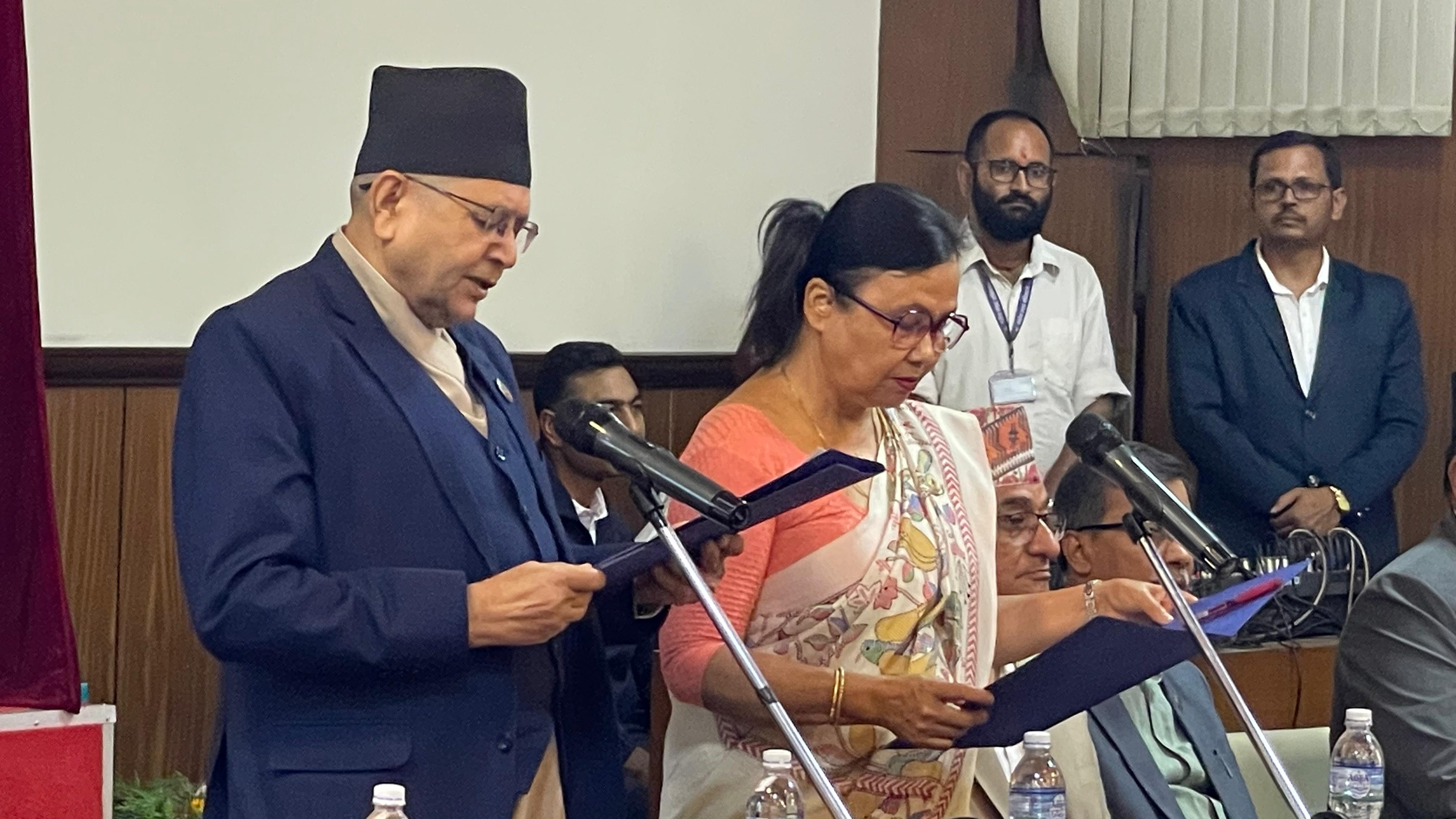 राज्य व्यवस्था तथा सुशासन समितिको सभापतिमा ईश्वरी न्यौपानेले लिइन् शपथ