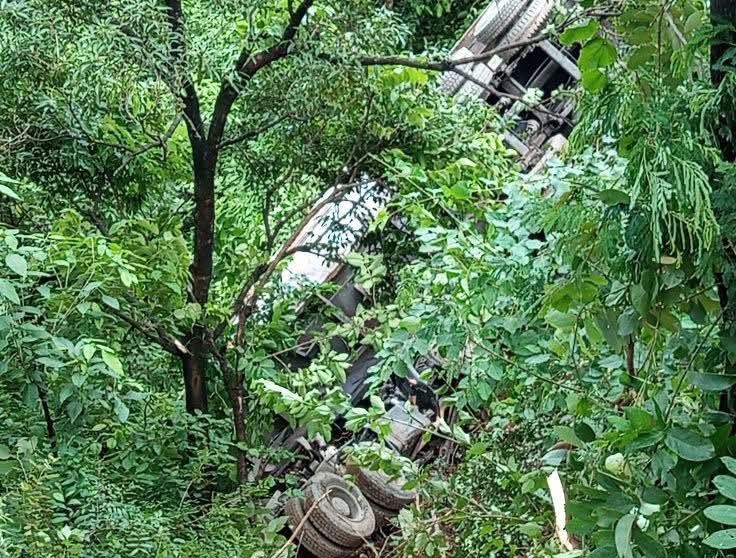 मन्थलीको पाखाबारीमा लरी दुर्घटना