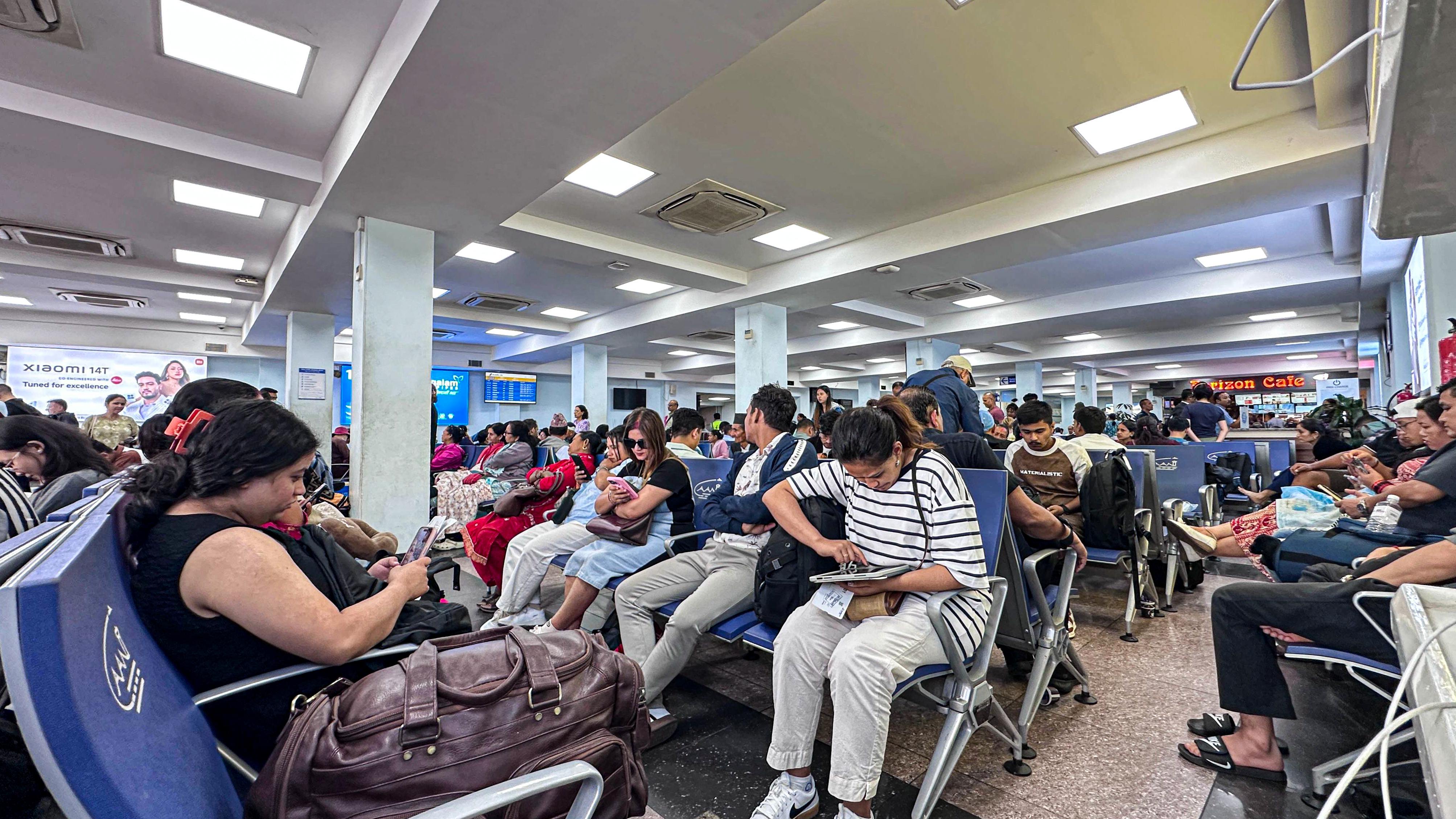 हवाई उडान प्रभावित हुँदा आन्तरिक टर्मिनलमा यात्रुको चाप (फोटोफिचर)