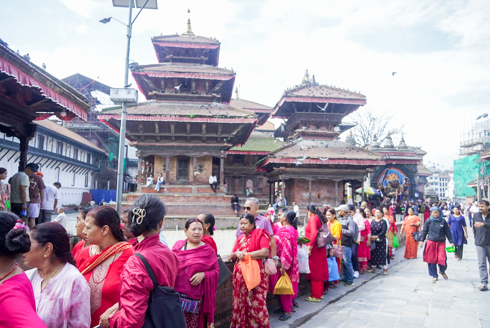 वर्षको एक दिन मात्रै खोलिने कागेश्वर महादेव मन्दिरमा दर्शन गर्नेको भीड (फोटो फिचर)