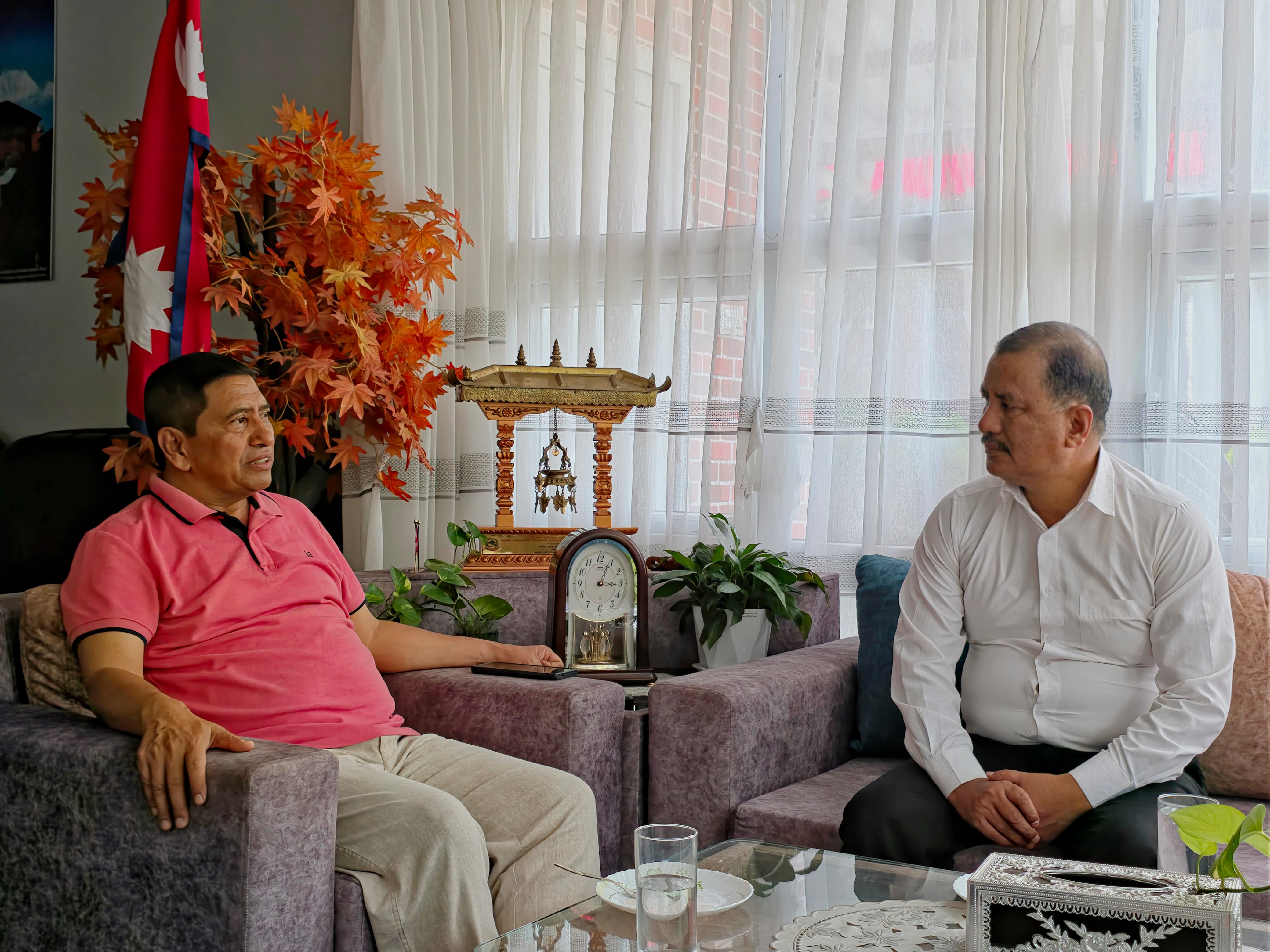 वरिष्ठ उपाध्यक्ष श्रेष्ठ र महासचिव विप्लवबीच भेटवार्ता