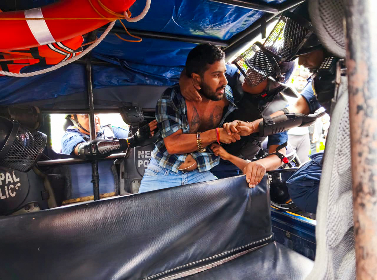 गोरखापत्र जलाउन खोज्दा काठमाडौंमा एक युवा पक्राउ