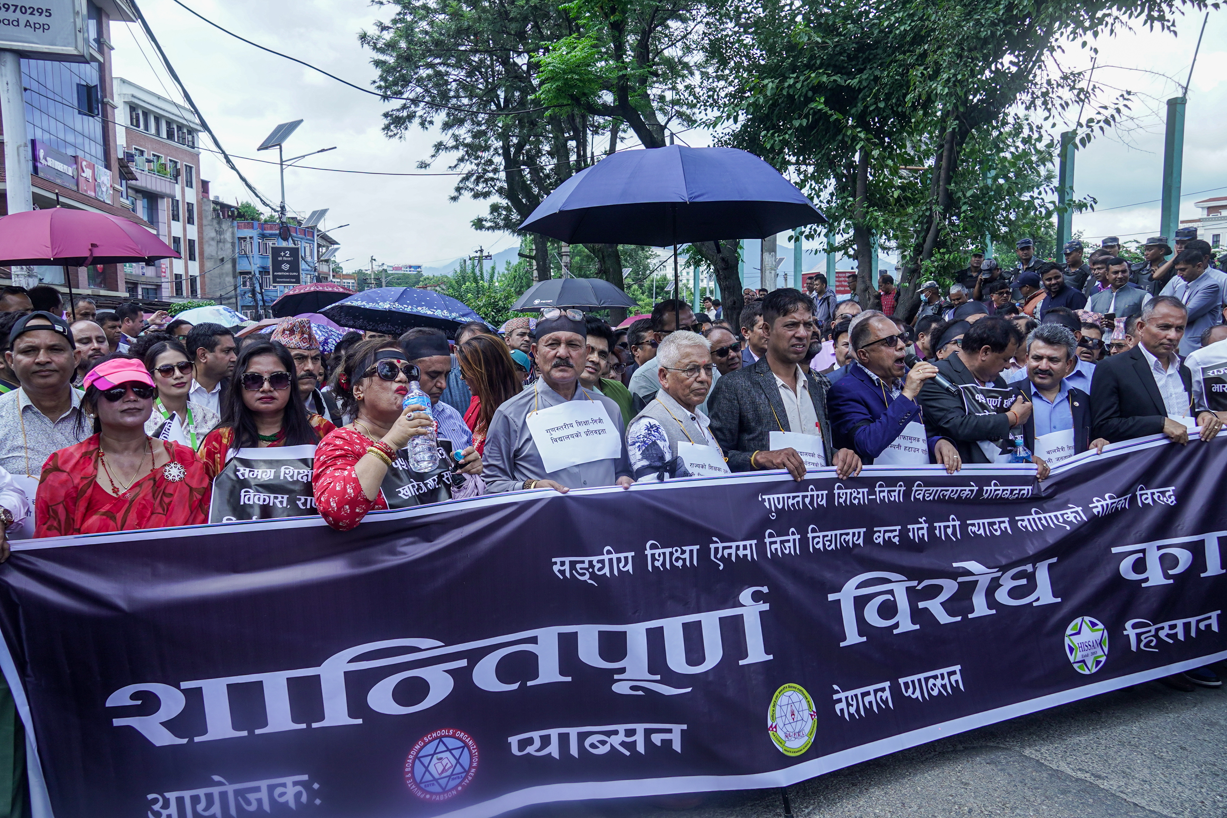 कालोपट्टी बाँधेर विद्यालय शिक्षा विधेयकको विरोध (तस्बिर)