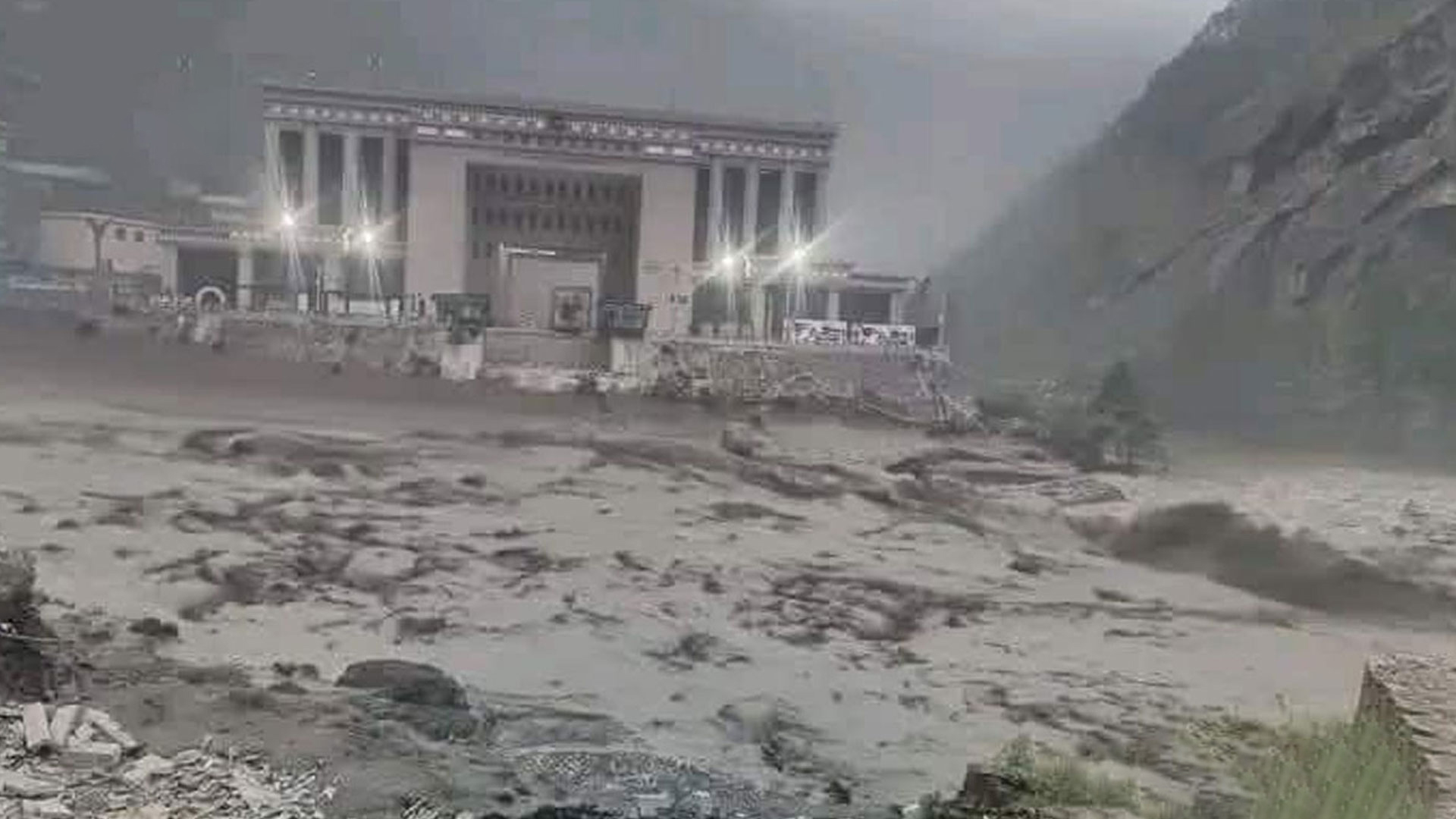 रसुवा बाढीको प्रभाव : व्यापारीलाई चीनबाट सामान आयात गर्नै सकस