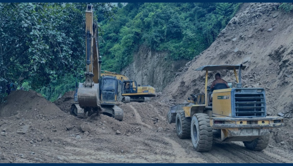 धादिङको थाक्रेमा पहिरो: पृथ्वी राजमार्ग दुईतर्फी अवरुद्ध