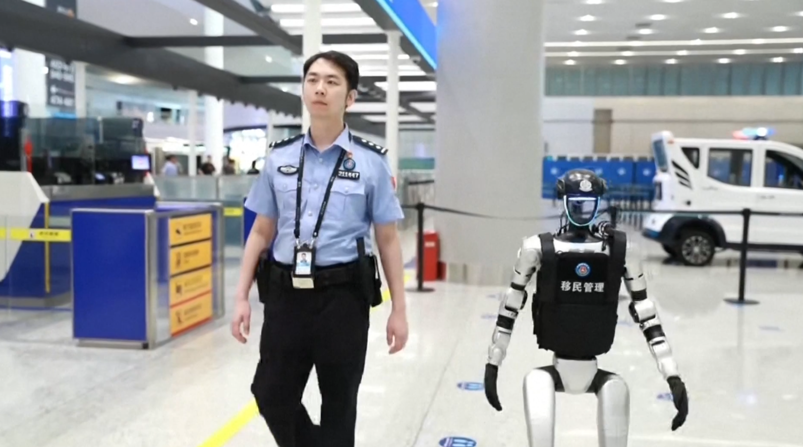 चीनको विमानस्थल टर्मिनलमा रोबोटबाट सेवा र निरीक्षण