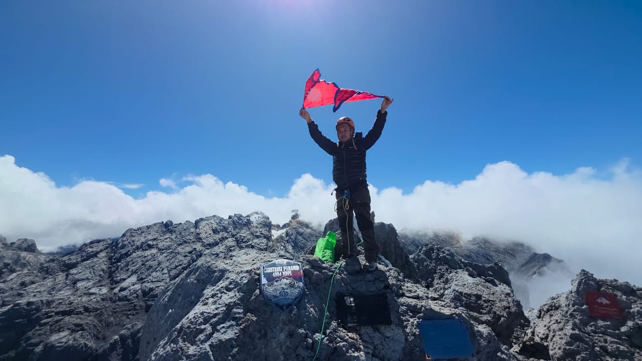 नेपाली पर्वतारोही प्रकाशराज पाण्डेले गरे ‘कास्ट्रेन्स्ज पिरामिड’ को सफल आरोहण