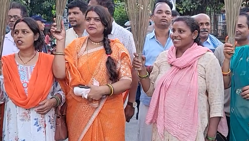 समाजवादी महिला संघ धनुषाद्वारा जनकपुरधाममा झाडुसहित प्रदर्शन
