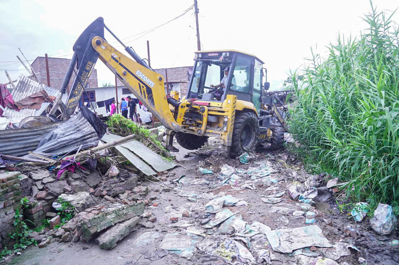 मनोहराको सुकुम्बासी बस्तीमा महानगरले चलायो डोजर (तस्बिरहरू)