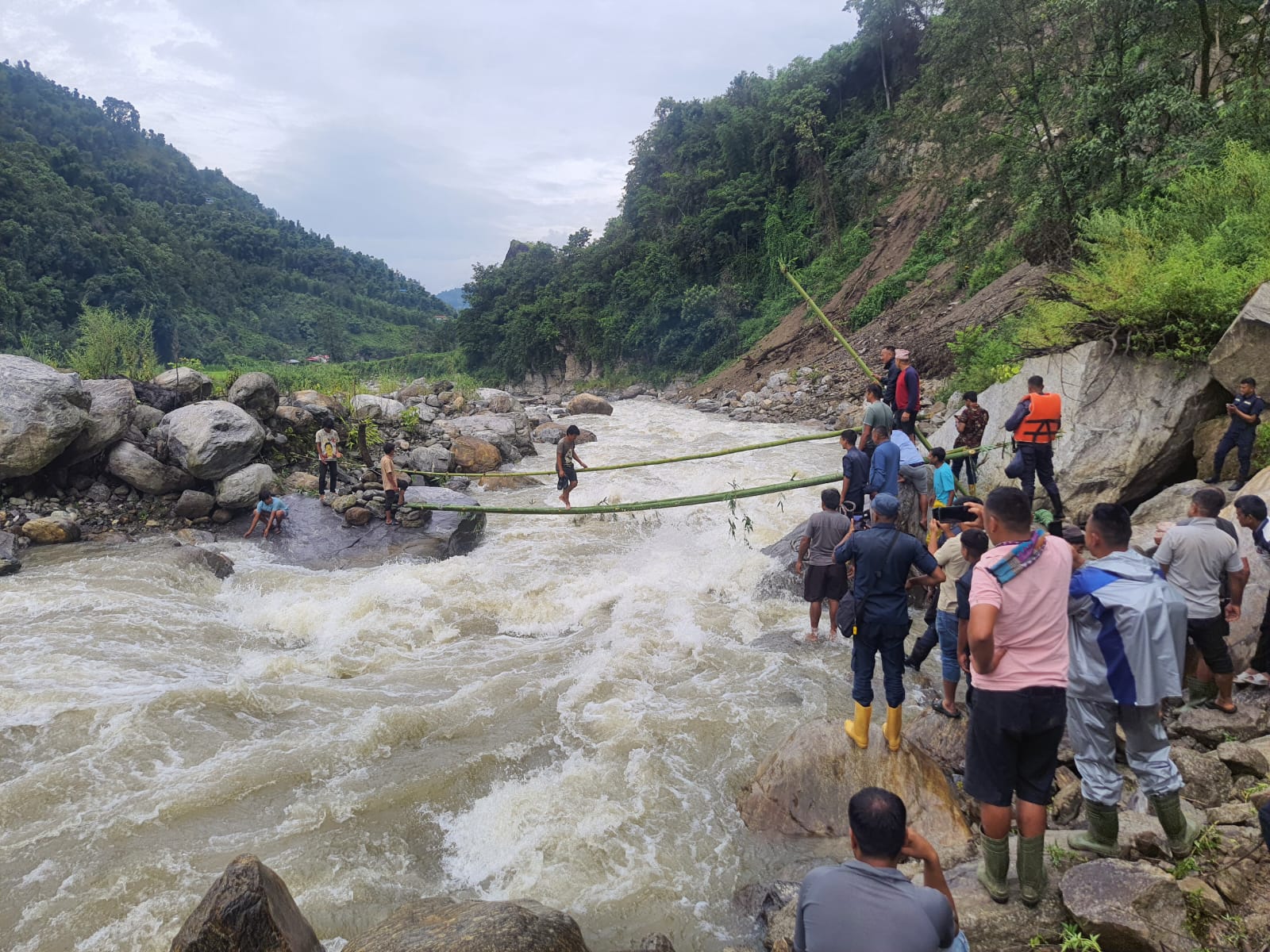 खोलामा फसेका चार जनाको उद्धार