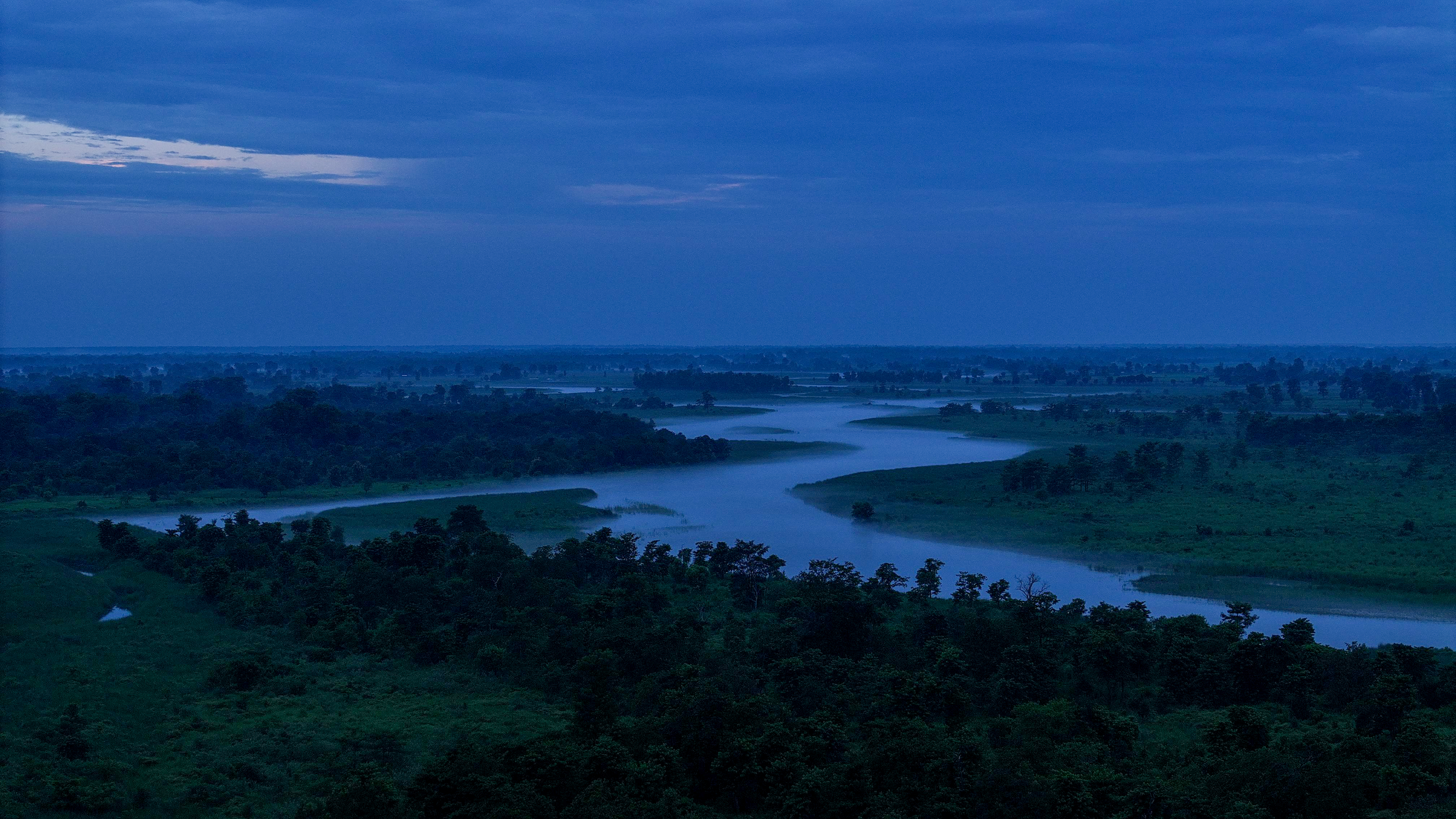 सूर्योदयसँगै देखिएको बर्दियाको गेरुवा नदी (फोटो फिचर)